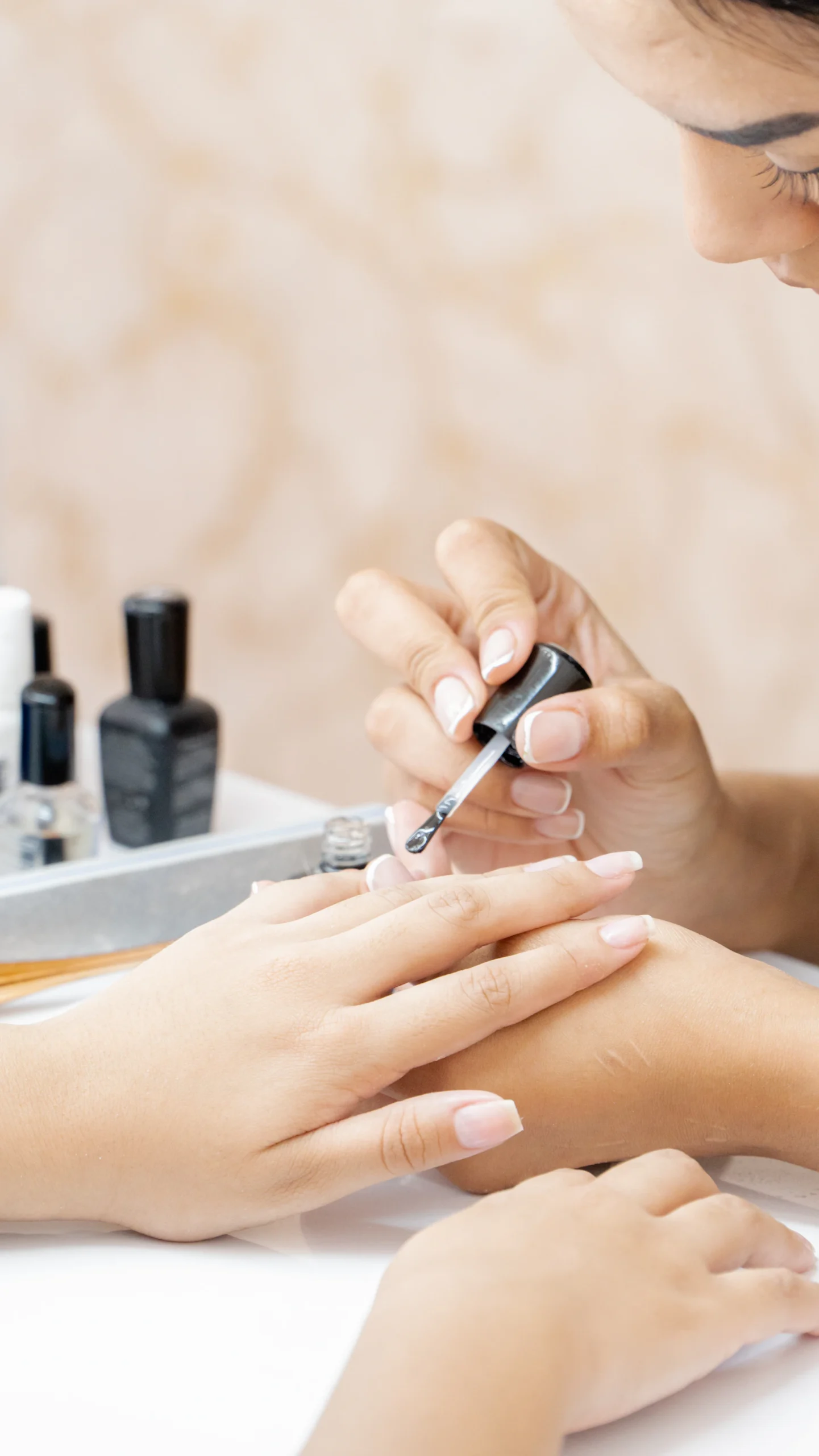 manicure-hybrydowy-malowanie Malowanie paznokci lakierem podczas manicure