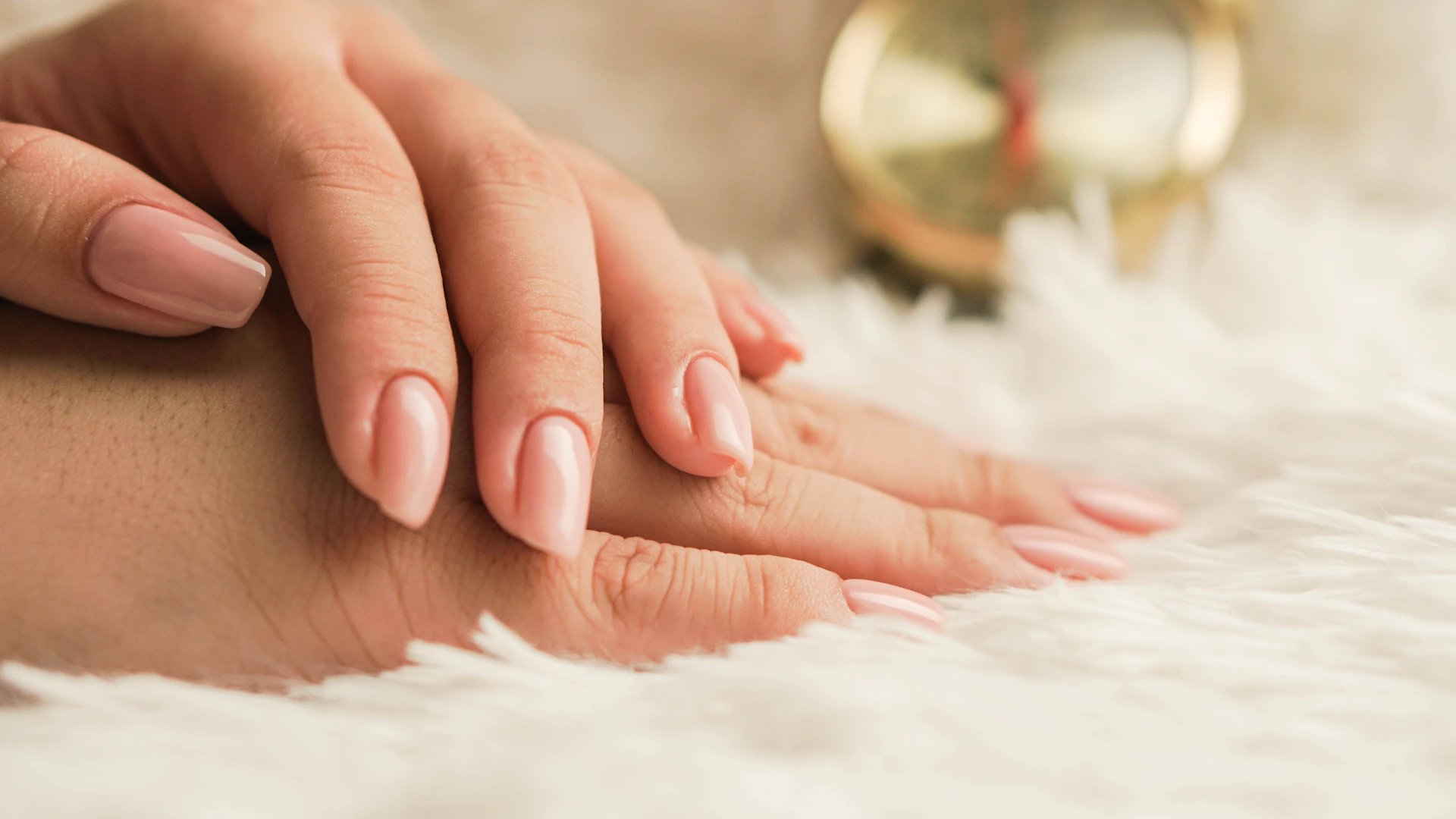 Dłonie z naturalnym manicure w odcieniu nude